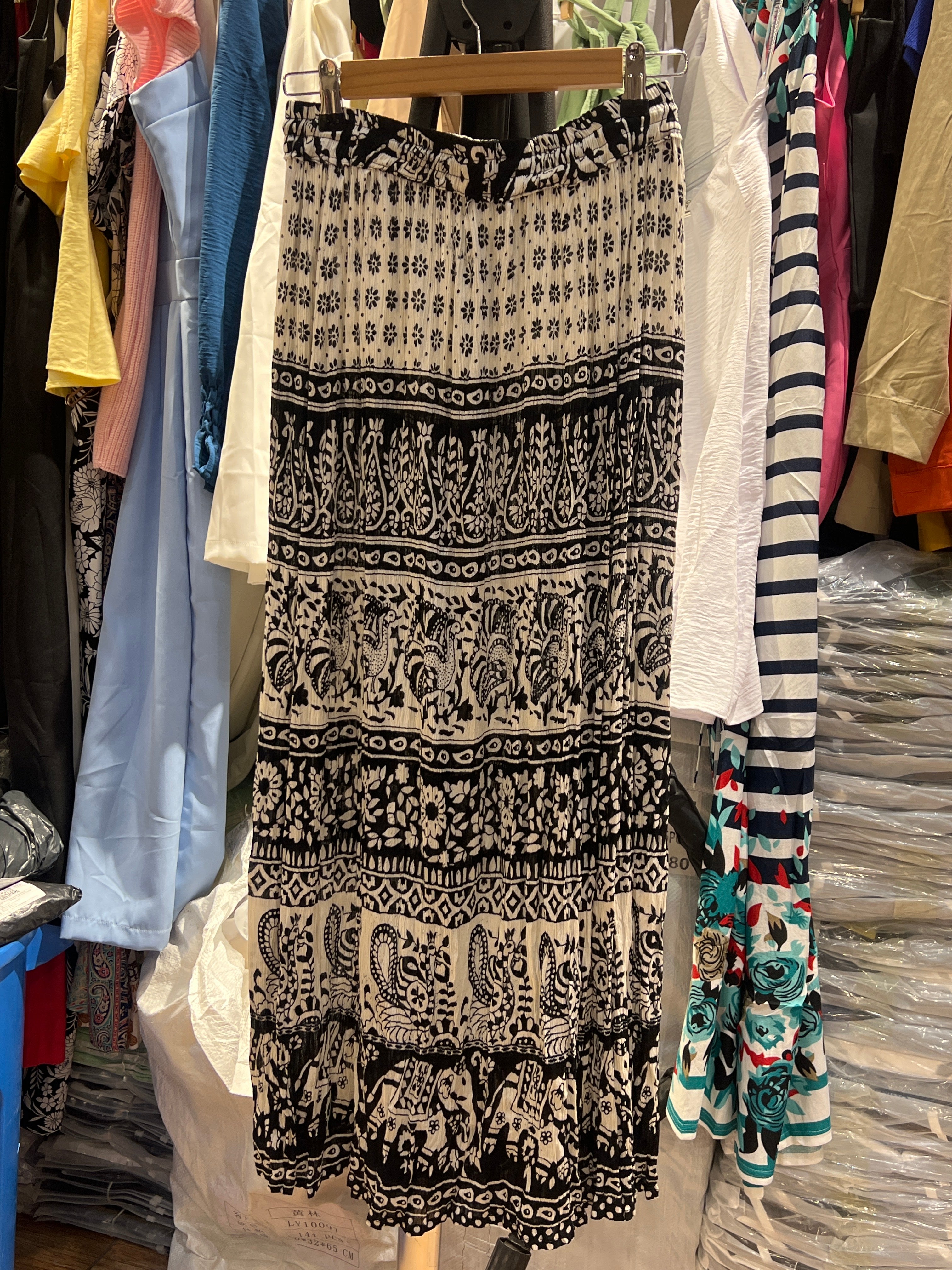 Limpa estoque amostra-Saia,tamanho M-R$40,00